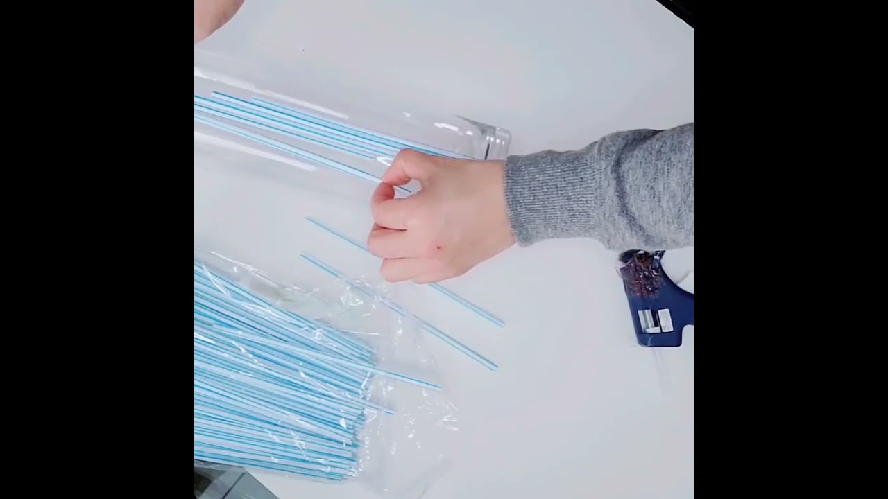 Vase décoré avec des pailles