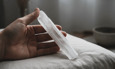 découvrez comment purifier et utiliser un bâton de sélénite, cette pierre sacrée aux vertus apaisantes, pour harmoniser votre quotidien et votre espace.