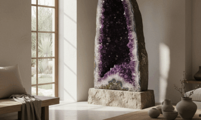 découvrez comment choisir une géode d'améthyste pour sublimer votre décoration intérieure avec élégance et harmonie, apportant à la fois beauté naturelle et énergie apaisante à votre espace.