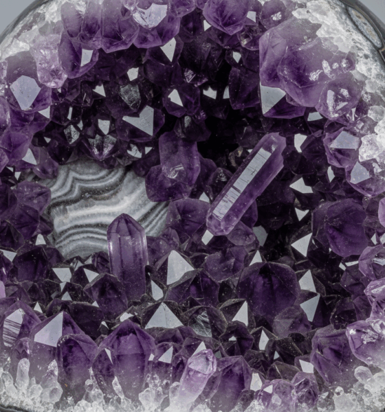 découvrez comment estimer la valeur réelle d'une géode améthyste en 2025 grâce à notre guide complet. apprenez à identifier ses critères de qualité, son authenticité et son prix marché pour faire un achat éclairé.