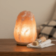 découvrez comment choisir et entretenir facilement votre lampe en sel de l'himalaya pour profiter pleinement de ses bienfaits et embellir votre intérieur.