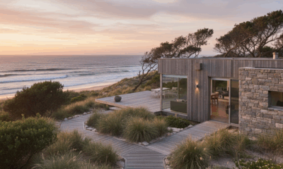 découvrez une maison australienne au style naturel, parfaitement nichée en bord de mer, alliant harmonieusement confort et beauté du paysage côtier.