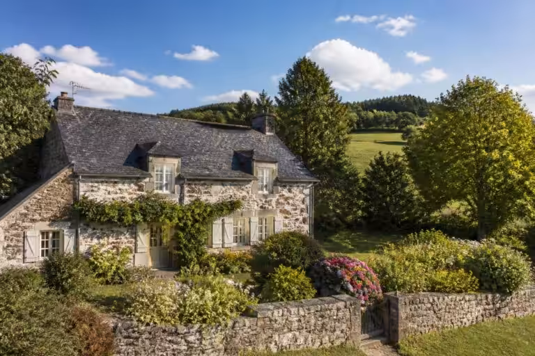 découvrez la charmante maison de campagne de gilbert montagné en auvergne, un lieu paisible où simplicité et beauté naturelle se rencontrent.