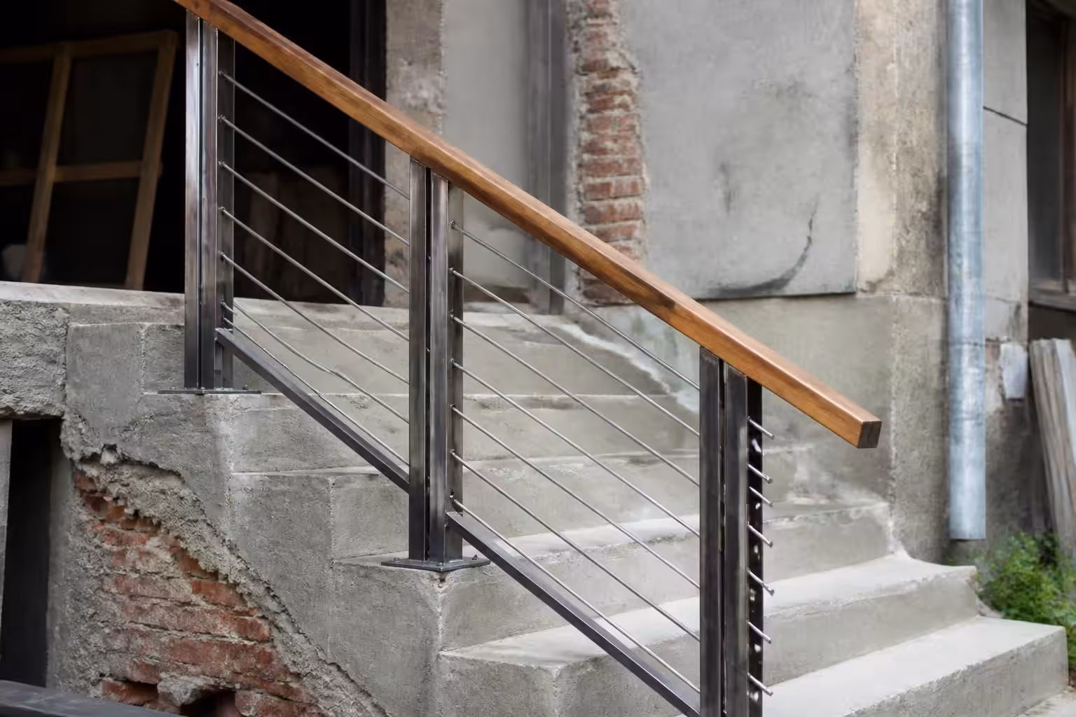découvrez notre rampe innovante en matériau de chantier, idéale pour stabiliser vos escaliers instables à moitié prix. alliez solidité et style facilement !
